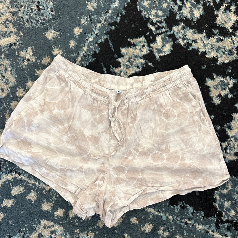 Linen shorts with batik the dye neutral pattern